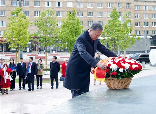 El Secretario General To Lam y su esposa ofrecen flores en memoria del Presidente Ho Chi Minh y el Secretario General Le Duan en Moscú.