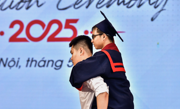 Hình ảnh Hiếu cõng Minh lên bục nhận bằng tốt nghiệp khiến nhiều người xúc động.