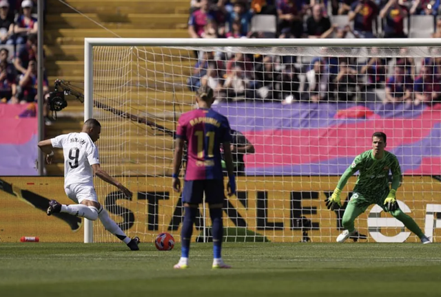 Mit einem fulminanten Superklassiker rückt Barcelona dem Thron der La Liga näher – Foto 2.