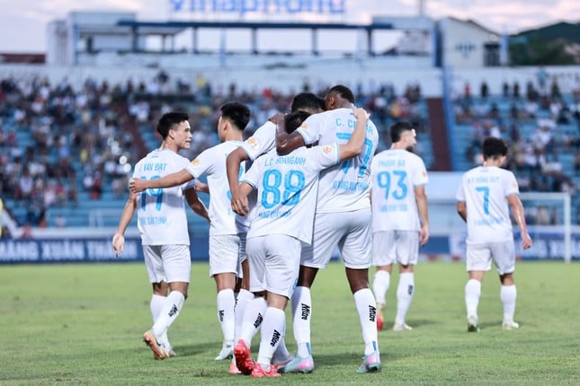 En directo Nam Dinh Blue Steel vs Dong A Thanh Hoa 2-1 (2.ª mitad): Lucas anota foto 11
