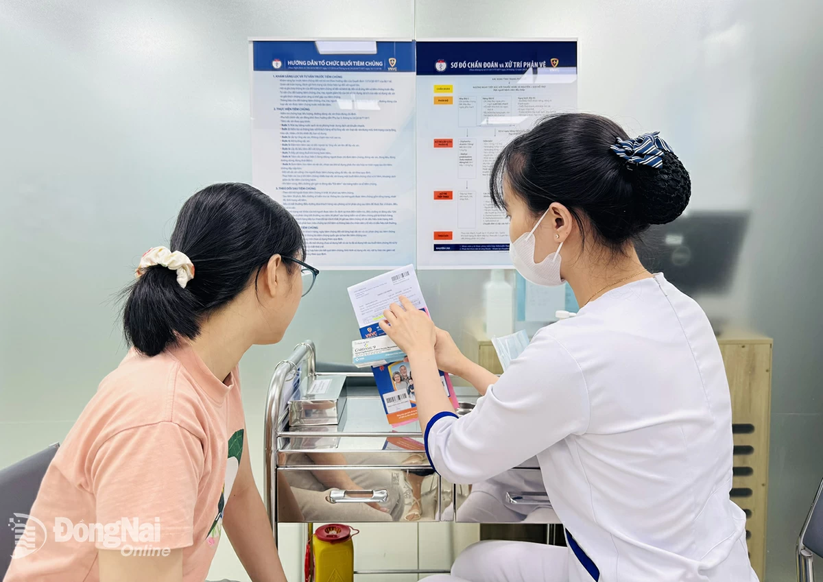 Người dân được tư vấn tiêm vaccine phòng bệnh tại Trung tâm Tiêm chủng VNVC Đồng Nai.