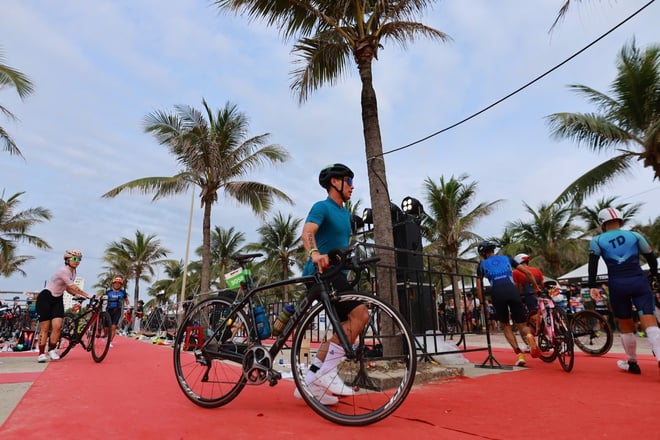 Hàng nghìn 'người thép' lao ra biển Sơn Thủy tranh tài IRONMAN 70.3 Đà Nẵng- Ảnh 9.