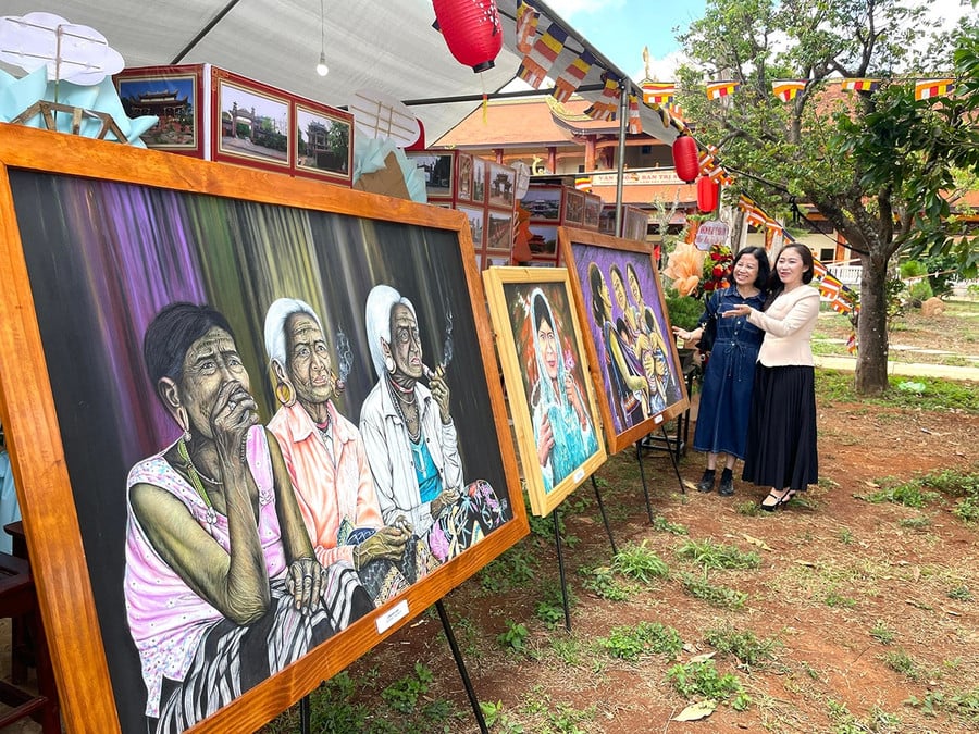 3nguoi-thuong-lam-thich-thu-voi-cac-tac-pham-cua-nghe-si-hundg-hoa-lu.jpg