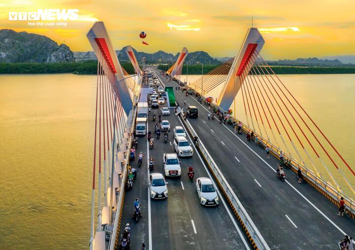 Le pont Ben Rung reliant la ville de Thuy Nguyen à la ville de Quang Yen (Quang Ninh) sera inauguré en 2024.