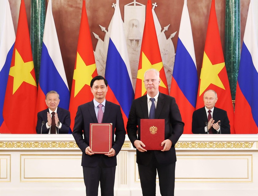 In the presence of Russian President Putin and General Secretary To Lam, Mr. Kirill Dmitriev - Special Representative of the President of Russia for Economic Affairs and Foreign Investment, General Director of the Russian Direct Investment Fund (RDIF) representing Russia exchanged cooperation documents with Mr. Ngo Chi Dung, Chairman and General Director of VNVC Vaccine Company. Photo: Hoang Thong Nhat