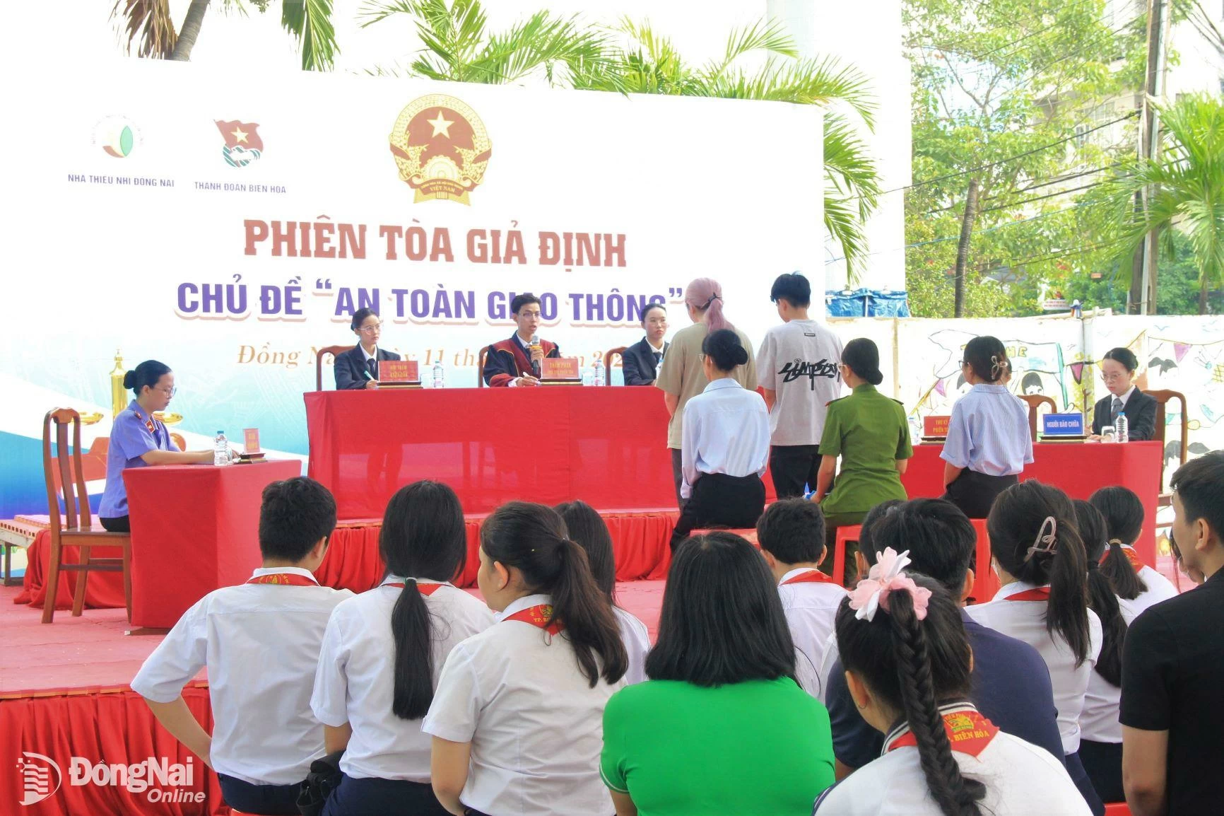 សមាជិកក្រុម និងកុមារមើលការសាកល្បងសាកល្បងនៅឯផ្ទះកុមារ Dong Nai ។ រូបថត៖ Nga Son