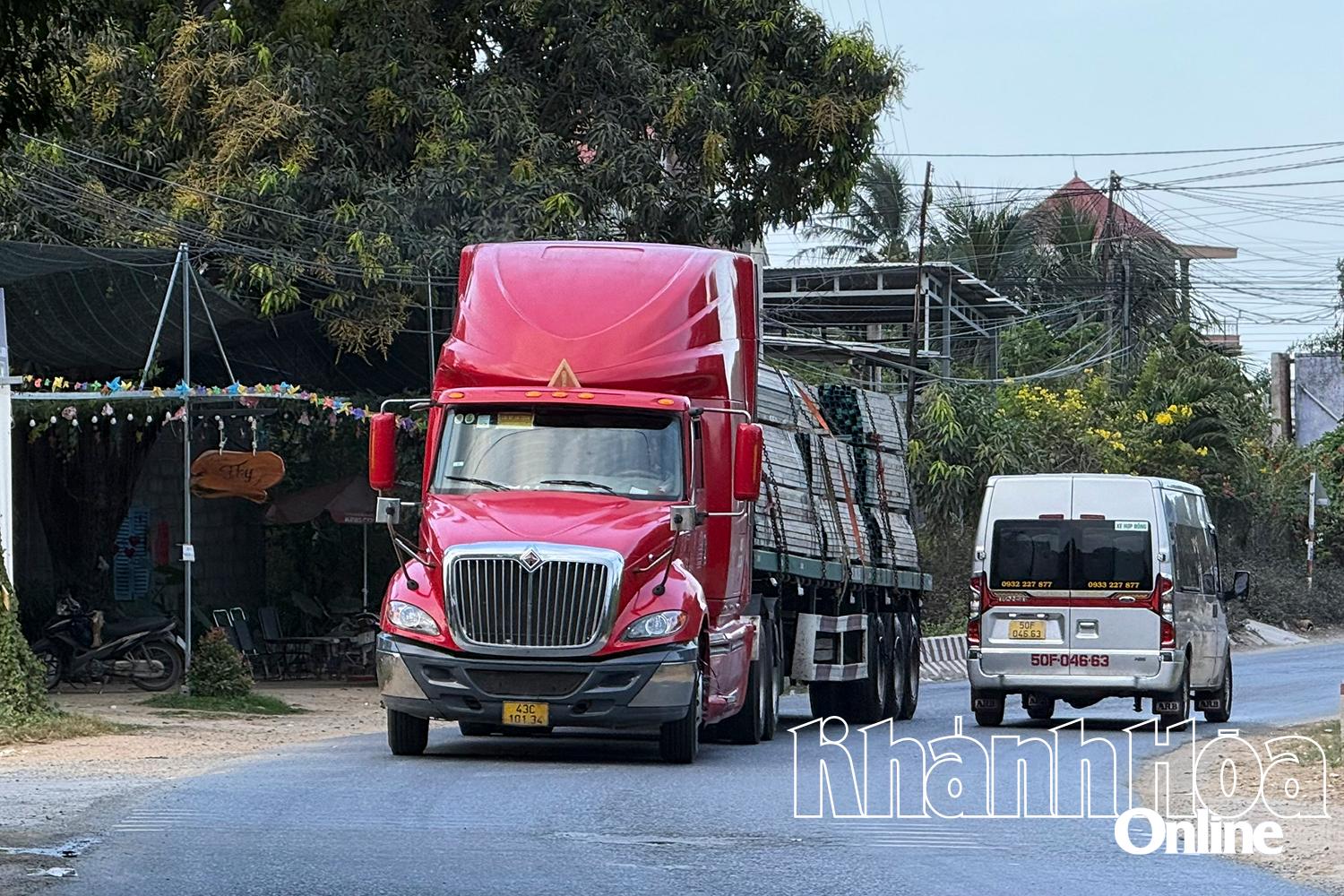 Xe lớn chạy nườm nượp trên Quốc lộ 27B.
