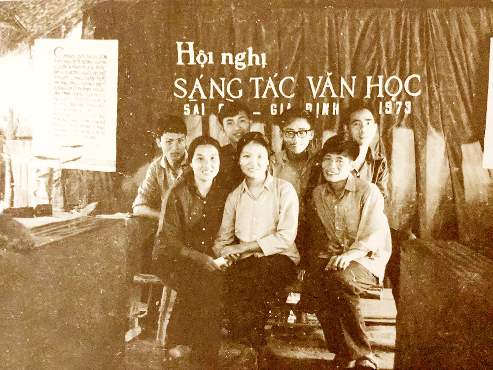 Các đại biểu: Phan An, Nguyễn Khắc Thuần, Phan Xuân Biên, Nguyễn Văn Sơn (hàng trên, từ phải qua); Trần Ấm, Trần Thị Thắng, Hà Phương (hàng dưới, từ phải qua) tại Hội nghị Văn nghệ Sài Gòn - Gia Định năm 1973. Ảnh: Tư liệu từ nhà văn Trần Thị Thắng