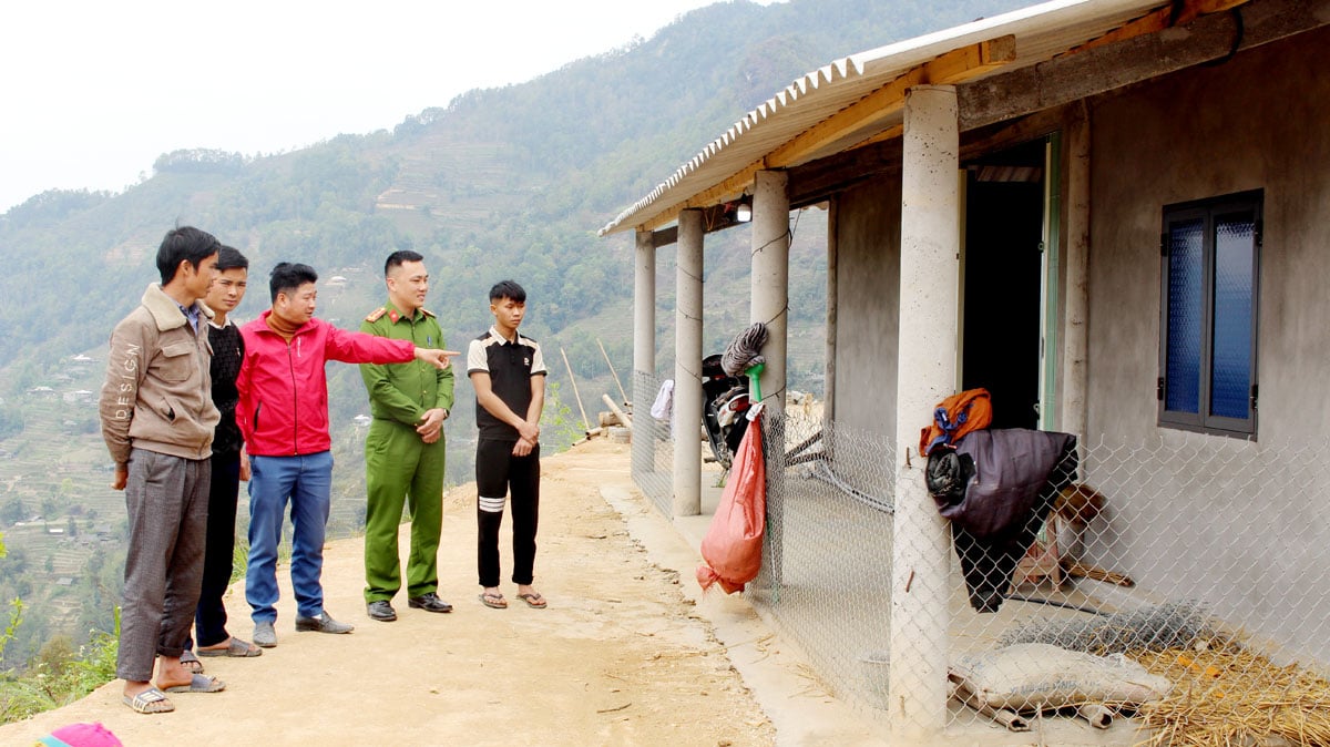 Gia đình anh Xin Văn Hùng (ngoài cùng bên phải), thôn Dì Thàng, xã Bản Nhùng yên tâm an cư khi được hỗ trợ xây dựng ngôi nhà mới.