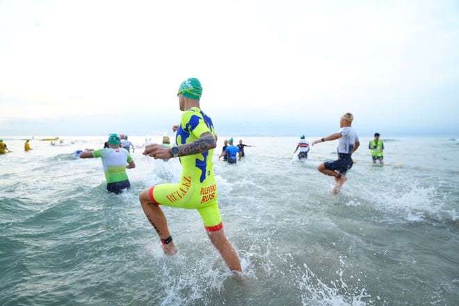 Hàng nghìn 'người thép' lao ra biển Sơn Thủy tranh tài IRONMAN 70.3 Đà Nẵng- Ảnh 4.