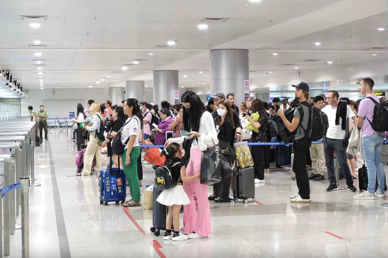 Du khách nước ngoài nhập cảnh vào TP.HCM