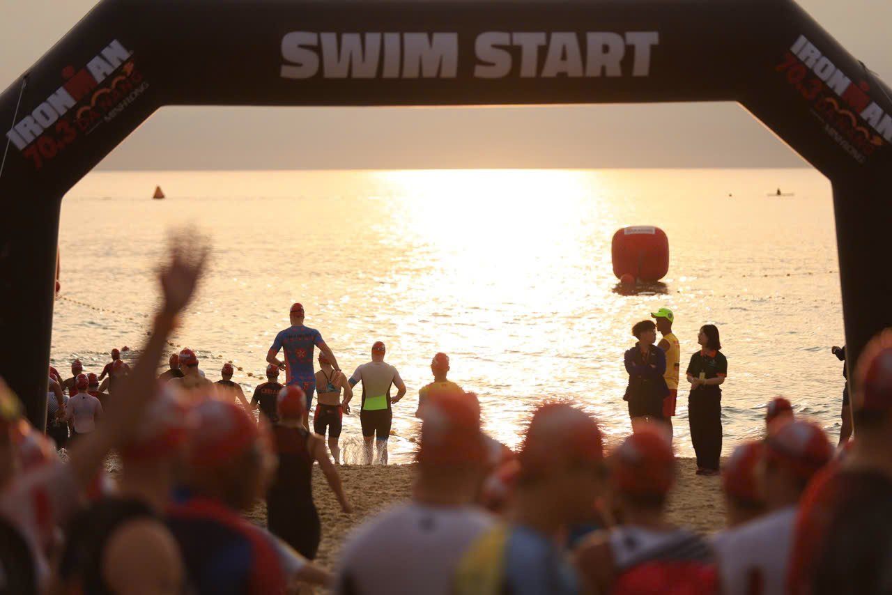 Hàng nghìn 'người thép' lao ra biển Sơn Thủy tranh tài IRONMAN 70.3 Đà Nẵng- Ảnh 3.