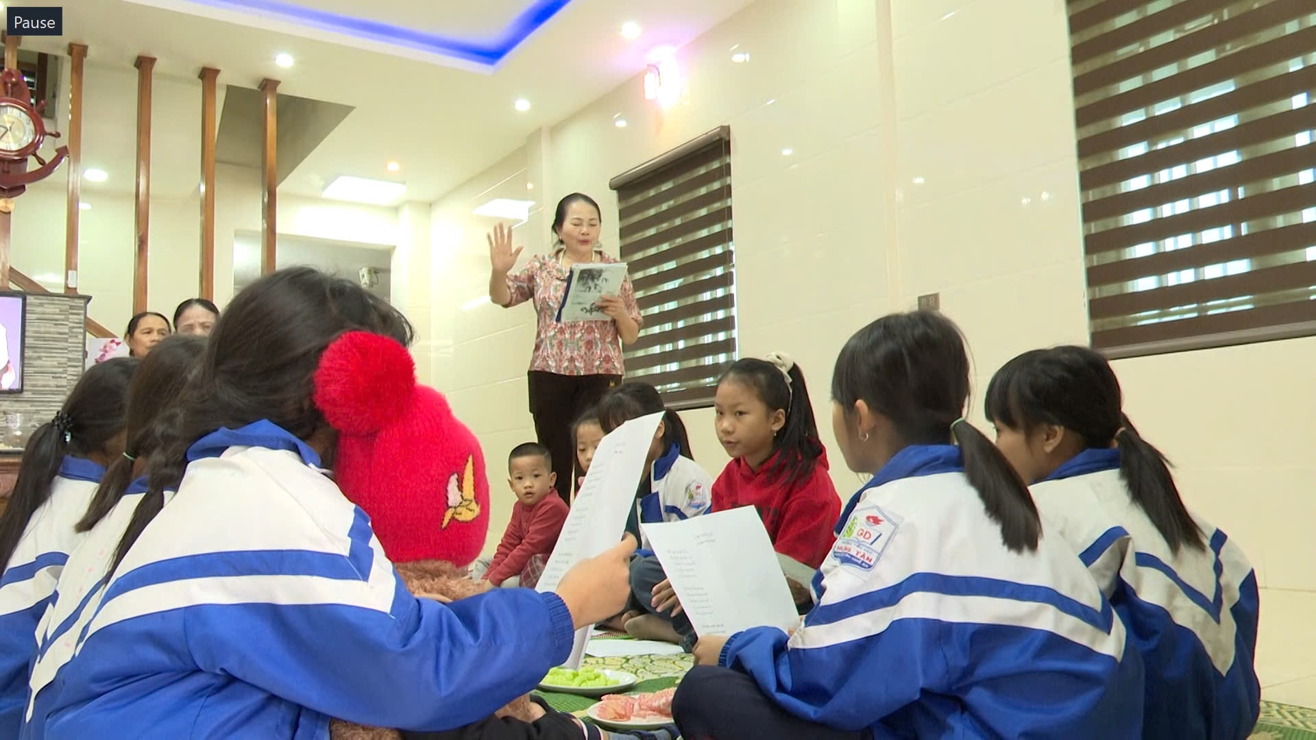 Lớp học dân ca do nghệ nhân Nguyễn Thị Thuận truyền dạy
