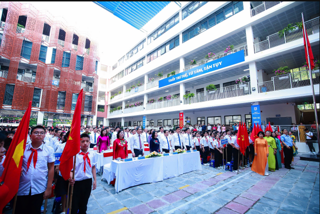 Thủ tướng chỉ đạo tuyển đủ biên chế giáo viên, bảo đảm dạy 2 buổi/ngày- Ảnh 1.
