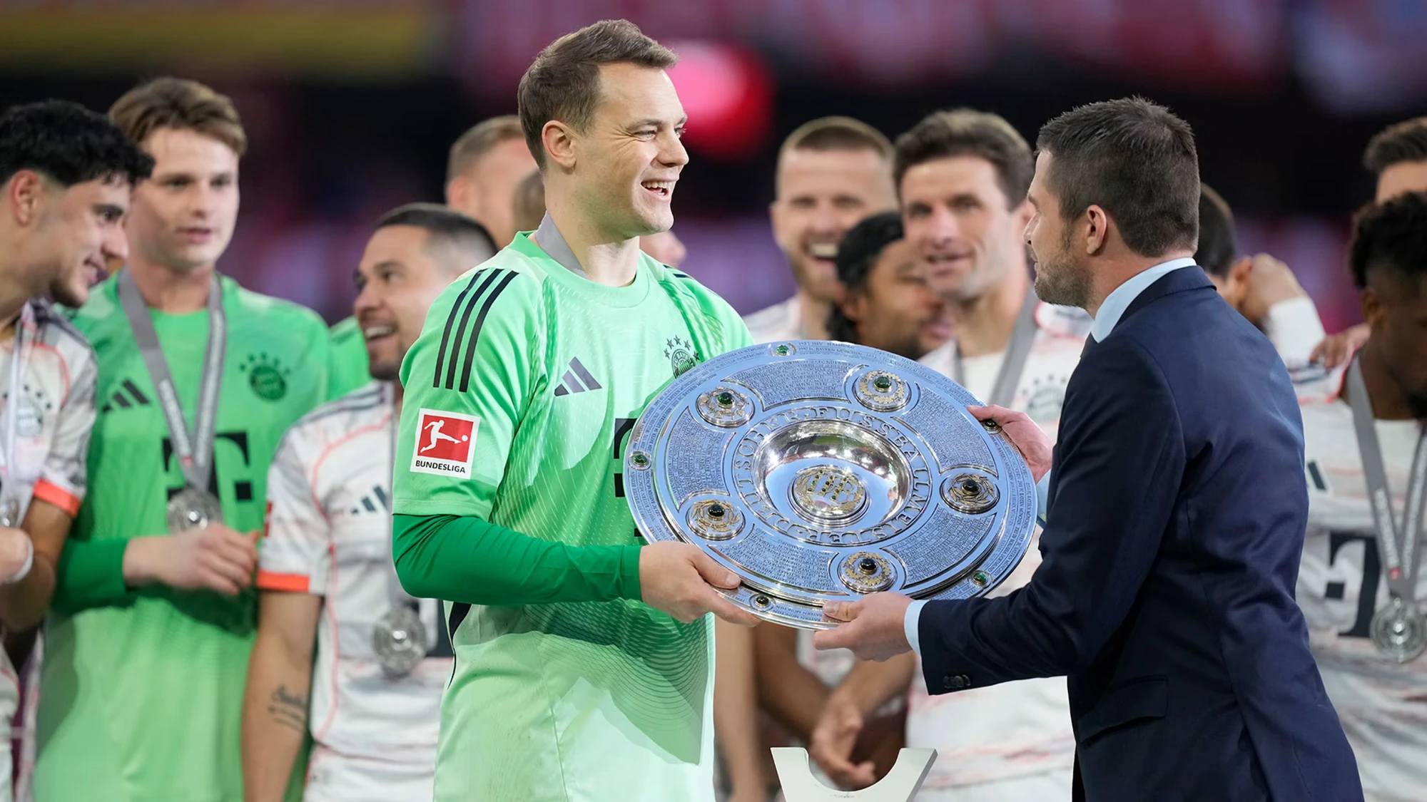 [Ảnh] Khoảnh khắc lần đầu nâng cúp Bundesliga của Harry Kane ảnh 2