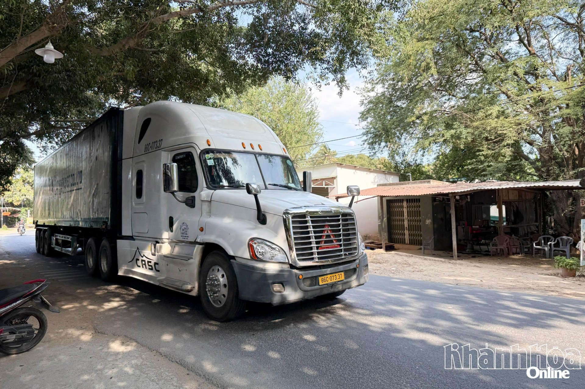 Xe container 
chạy trên tuyến Quốc lộ 27B 
có lòng đường hẹp 
khiến người dân 
lo lắng 
về tai nạn 
giao thông.
