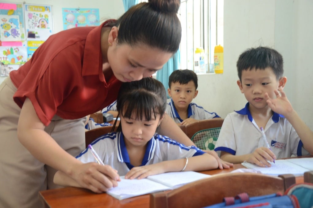 Chỉ đạo nóng từ Thủ tướng: Tuyển đủ biên chế, bảo đảm dạy 2 buổi/ngày - 1