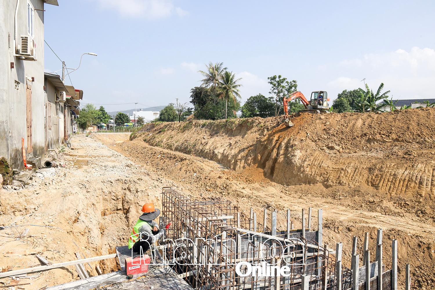 Thi công công trình tu bổ, tôn tạo di tích Thành cổ Diên Khánh.