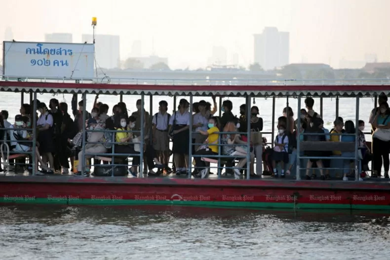 Viele Studenten und Passagiere mit Gesichtsmasken unternehmen am 15. Januar eine Bootsfahrt auf dem Chao Phraya. (Quelle: Bangkok Post)