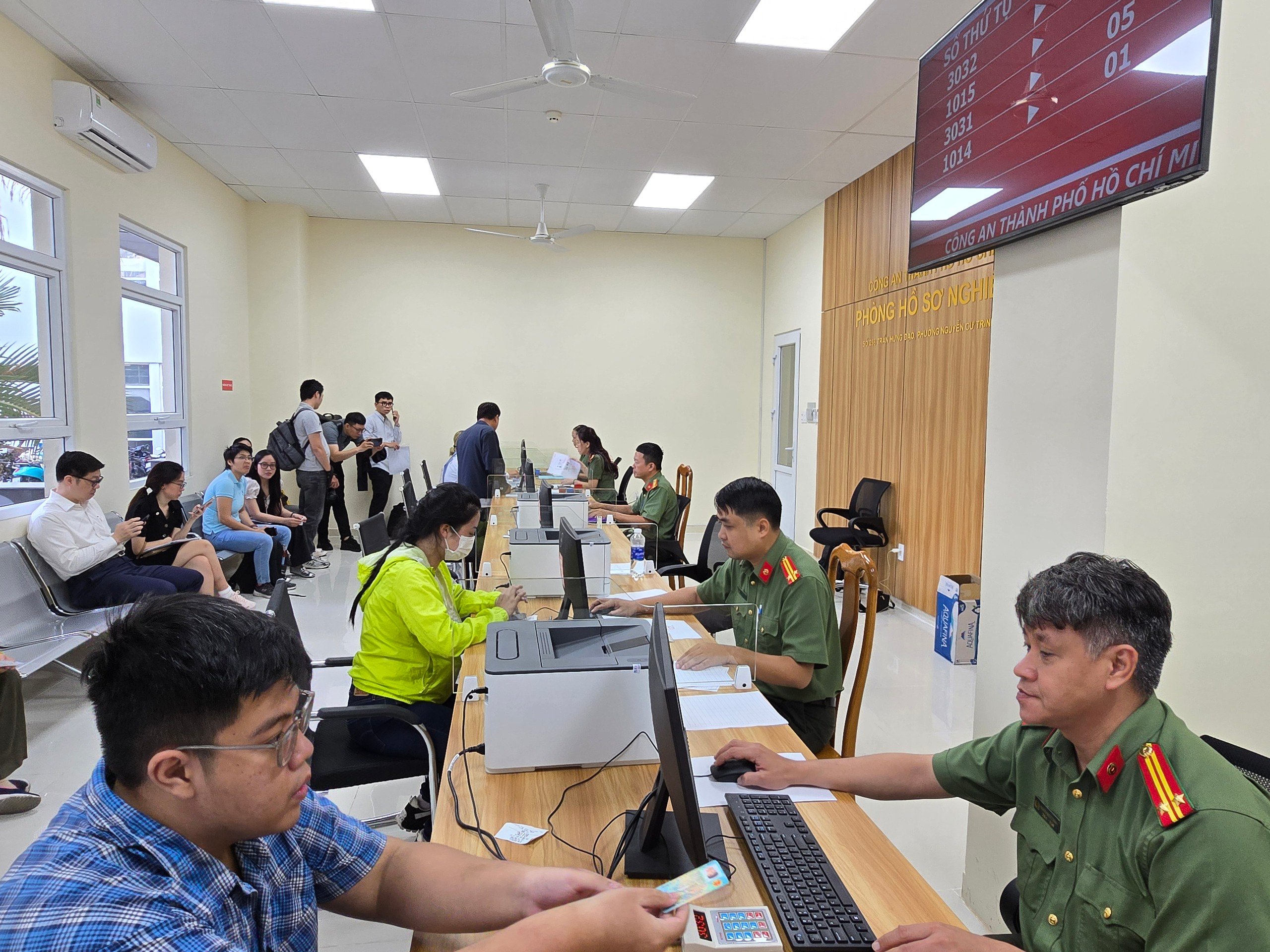 TP.HCM tổ chức góp ý dự thảo sửa đổi, bổ sung Hiến pháp 2013 qua VNeID - Ảnh 1.