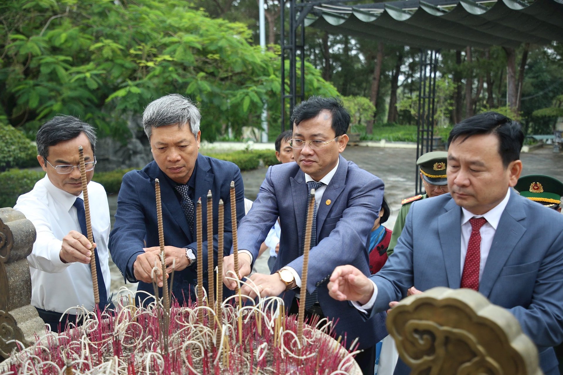 Các đại biểu dâng hương tri ân các anh hùng liệt sĩ nhân kỷ niệm 50 năm Giải phóng Quảng Nam (24/3/1975 - 24/3/2025). Ảnh: ALĂNG NGƯỚC