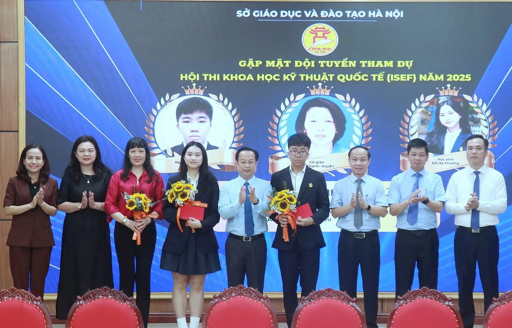 can-bo-hoc-sinh-tham-gia-hoi-thi-khoa-hoc-ky-thuat-quoc-te-nam-2025-cua-thanh-pho-ha-noi-tai-buoi-gap-mat.-anh-le-nguyen.jpg
