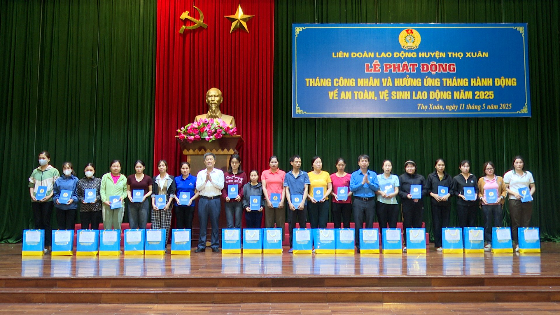 Tho Xuan District Labor Federation organizes many practical activities on the occasion of Workers' Month