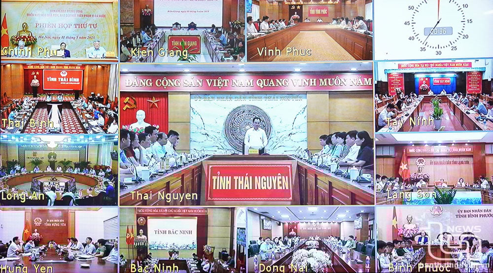 Phiên họp được kết nối trực tuyến đến trụ sở UBND các tỉnh, thành phố trực thuộc Trung ương.