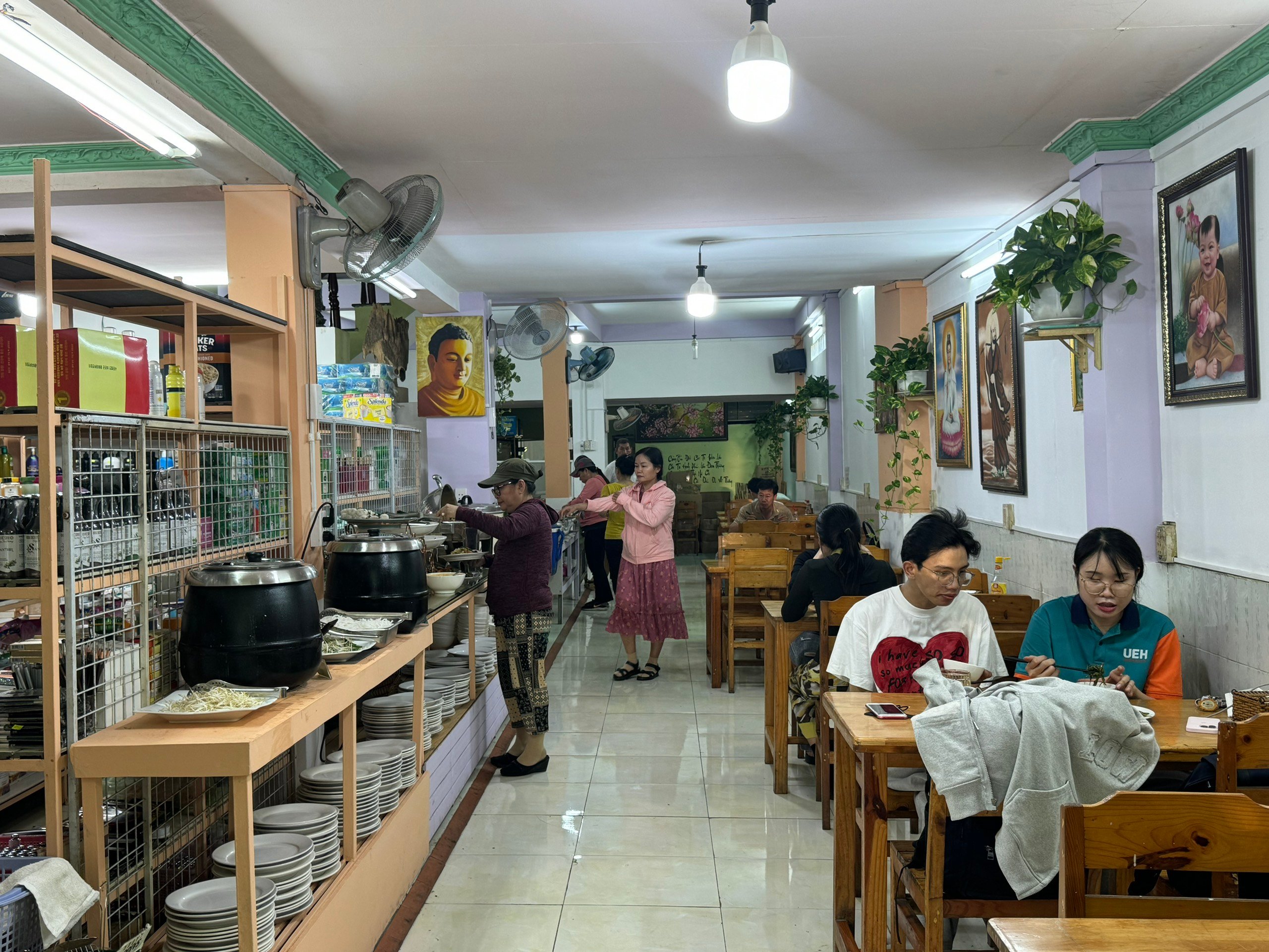 Những quán buffet chay 0 đồng bình dân từng gây sốt ở TP.HCM, giờ ra sao? - Ảnh 1.