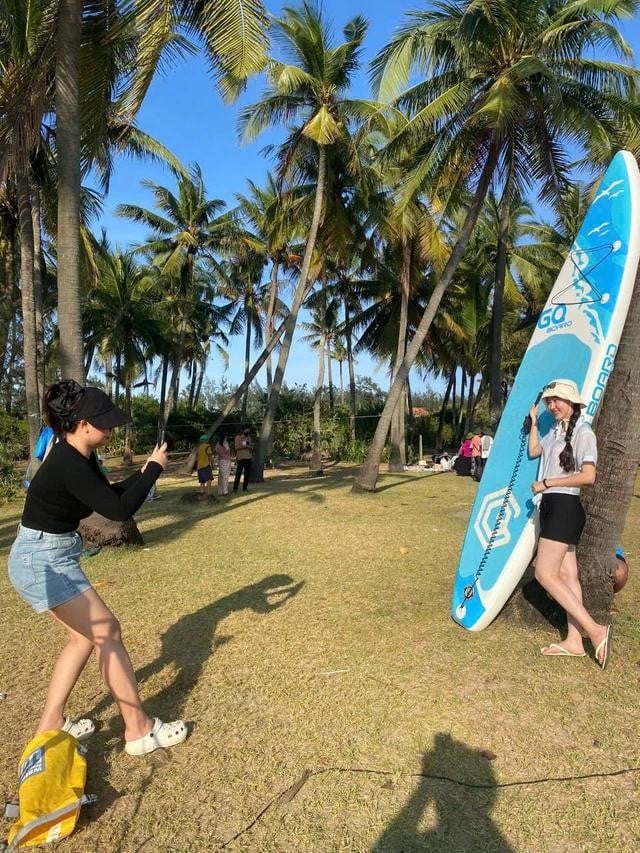 Không ít người trẻ thích thú khi đến vui chơi, check-in tại đầm An Khê. ẢNH: NGUYỄN THANH NHẬT