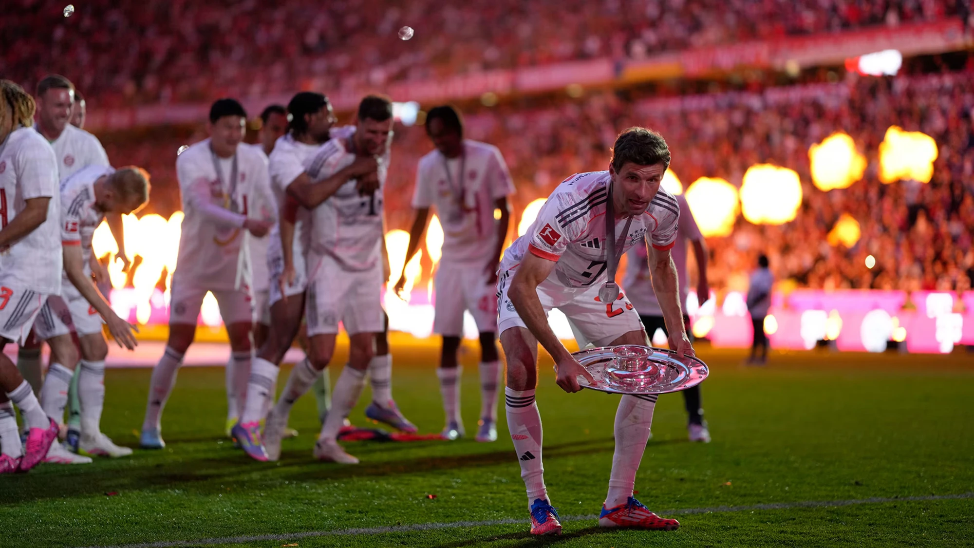 [Ảnh] Khoảnh khắc lần đầu nâng cúp Bundesliga của Harry Kane ảnh 6