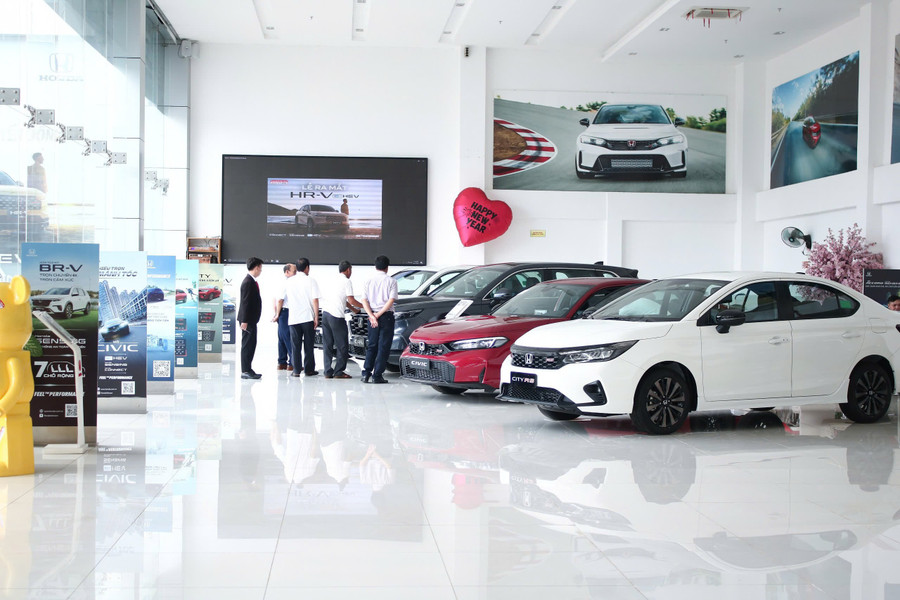 khach-hang-tham-quan-tim-hieu-ve-cac-dong-xe-minh-quan-tam-tai-showroom.jpg