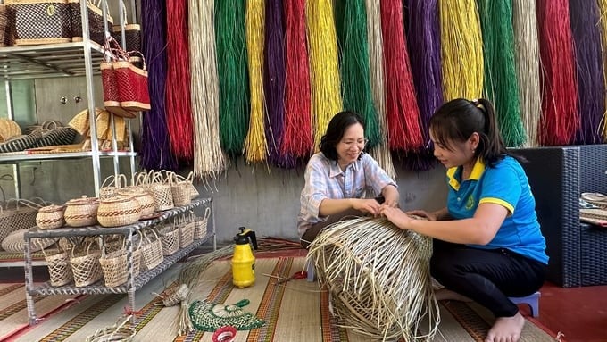 Các nền tảng mạng xã hội, sàn thương mại điện tử đang mang lại giá trị mới cho các sản phẩm truyền thống. (Ảnh: Trung Quân)