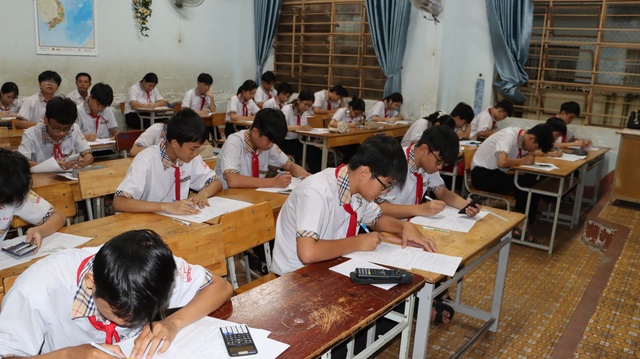 Hơn 600 học sinh phải thi lại do lộ đề: Đề thi lại khó hơn? - Ảnh 2.