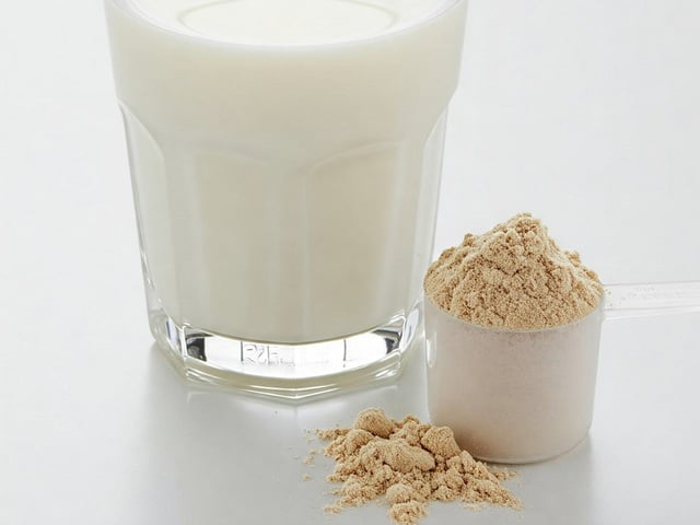Uống bột protein với sữa hay nước sẽ tốt hơn ? - Ảnh 1.