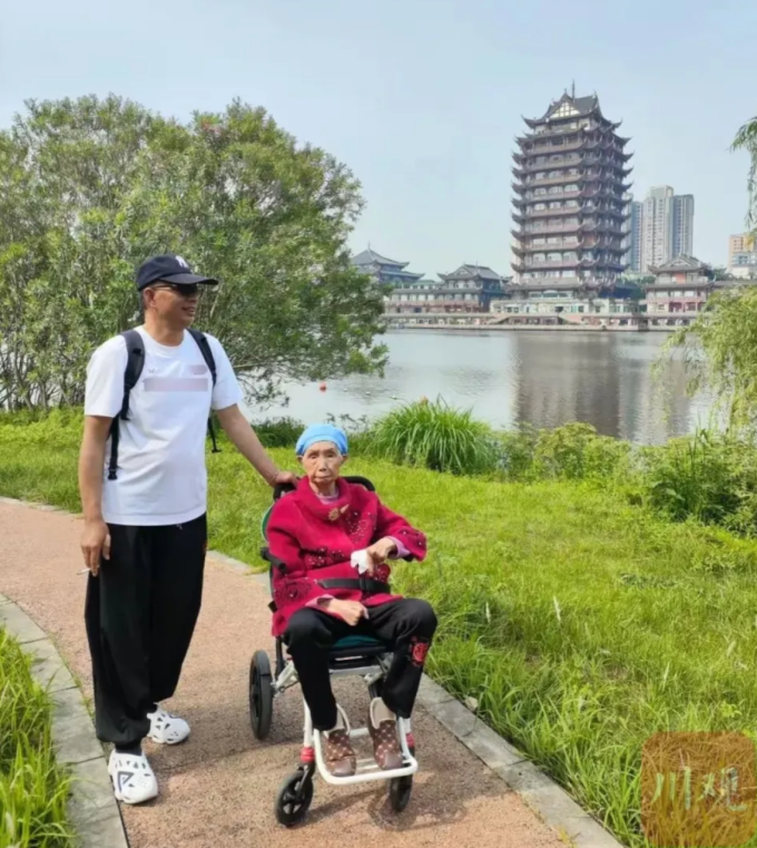Anh Chai Wanbin, 51 tuổi thường xuyên đưa người mẹ 88 tuổi đi chơi. Ảnh: News.qq