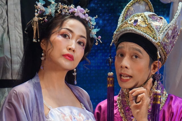Hài kịch cổ trang "3D Cung Tâm Kế" - thế giới "lạ lùng" của sân khấu Hồng Vân- Ảnh 3.