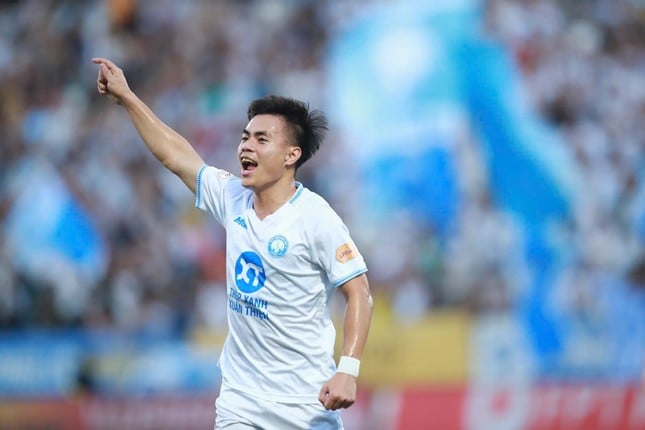 En directo Nam Dinh Blue Steel vs Dong A Thanh Hoa 2-1 (2.ª mitad): Lucas anota (foto 9)