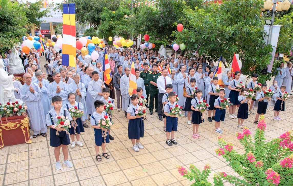 Các đại biểu và đông đảo bà con Phật tử dự Lễ Phật đản