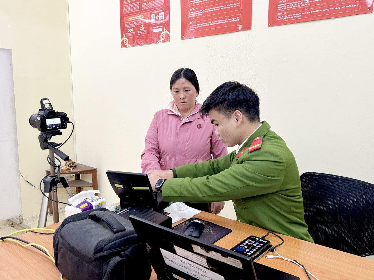Cán bộ tại Trung tâm hành chính công huyện Quản Bạ hỗ trợ người dân giải quyết TTHC nhanh chóng

