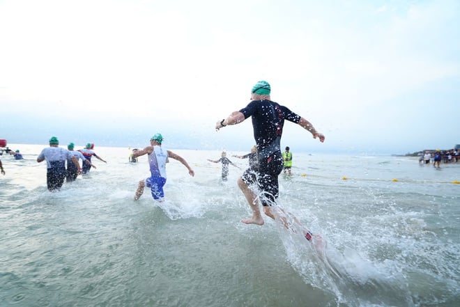 Hàng nghìn 'người thép' lao ra biển Sơn Thủy tranh tài IRONMAN 70.3 Đà Nẵng- Ảnh 5.