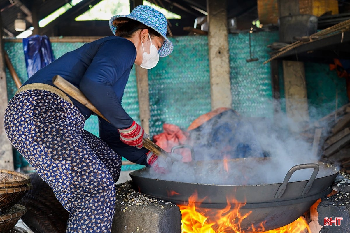 Khi những con thuyền “đi hến” trở về chất đầy hến và dắt cũng là lúc những túp lều xếp dài dọc bên bờ sông đỏ lửa, làn khói trắng theo gió cuộn ra dòng La báo hiệu công đoạn sơ chế hến bắt đầu.