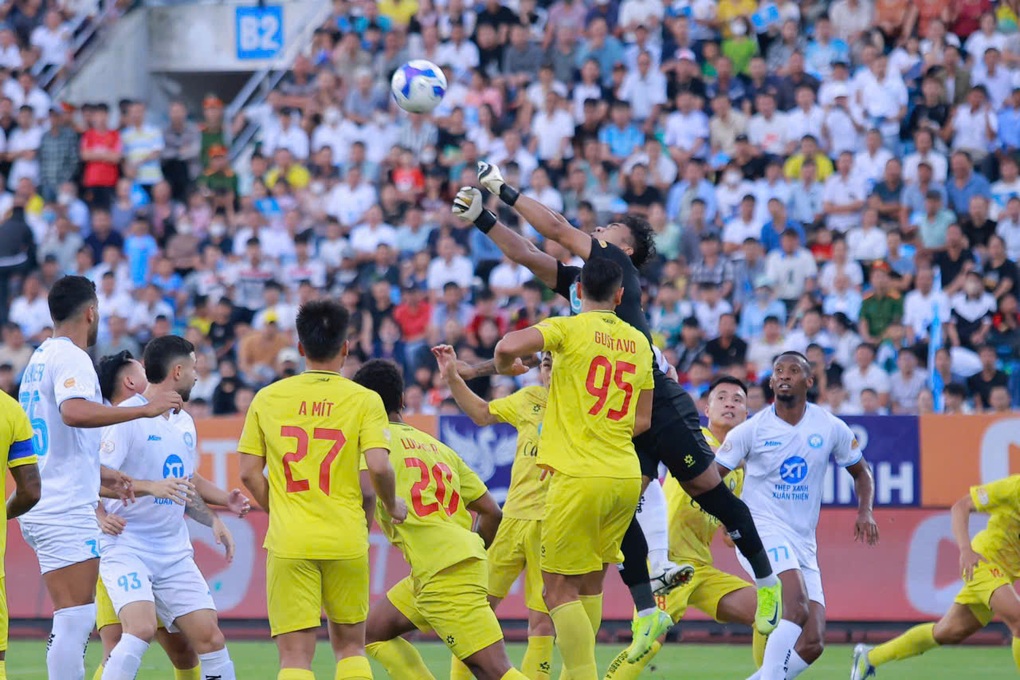 Lý Công Hoàng Anh tỏa sáng, CLB Nam Định xây chắc ngôi đầu bảng V-League - 4
