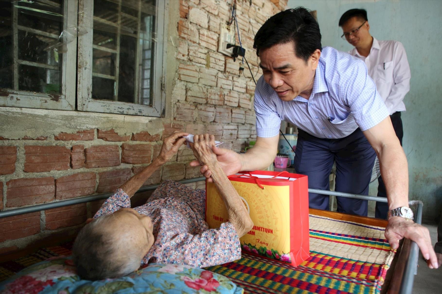 Chủ tịch UBND tỉnh Lê Văn Dũng thăm thân nhân người có công tại Tiên Phước. Ảnh: Đ.N