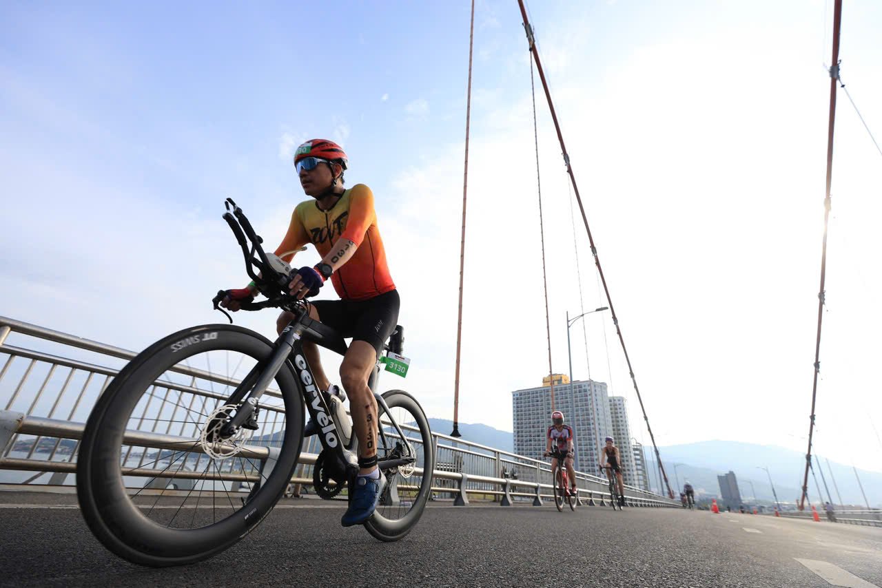 Hàng nghìn 'người thép' lao ra biển Sơn Thủy tranh tài IRONMAN 70.3 Đà Nẵng- Ảnh 11.