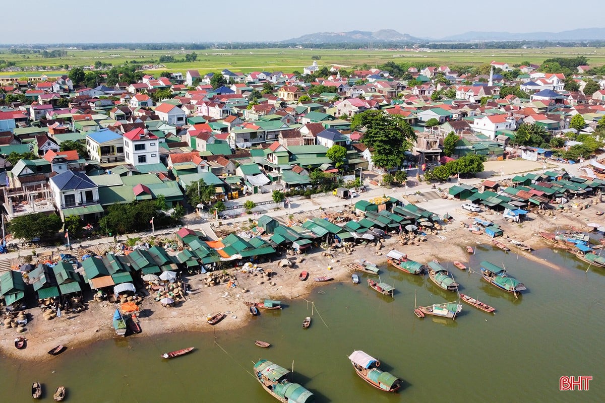 Trước đây, việc chế biến hến "mạnh ai người nấy làm", tuy nhiên, về sau, chính quyền xã Trường Sơn đã quy hoạch bài bản khu vực chế biến hến cho người dân. Theo đó, khu vực này trải dài khoảng 400m, theo chiều dọc bên bờ sông La với hàng chục lán rộng từ 3-5m² được xây dựng kiên cố, lợp mái tôn. Mỗi lán được trang bị một bếp lửa và nồi gang chuyên dụng cỡ lớn để nấu hến.