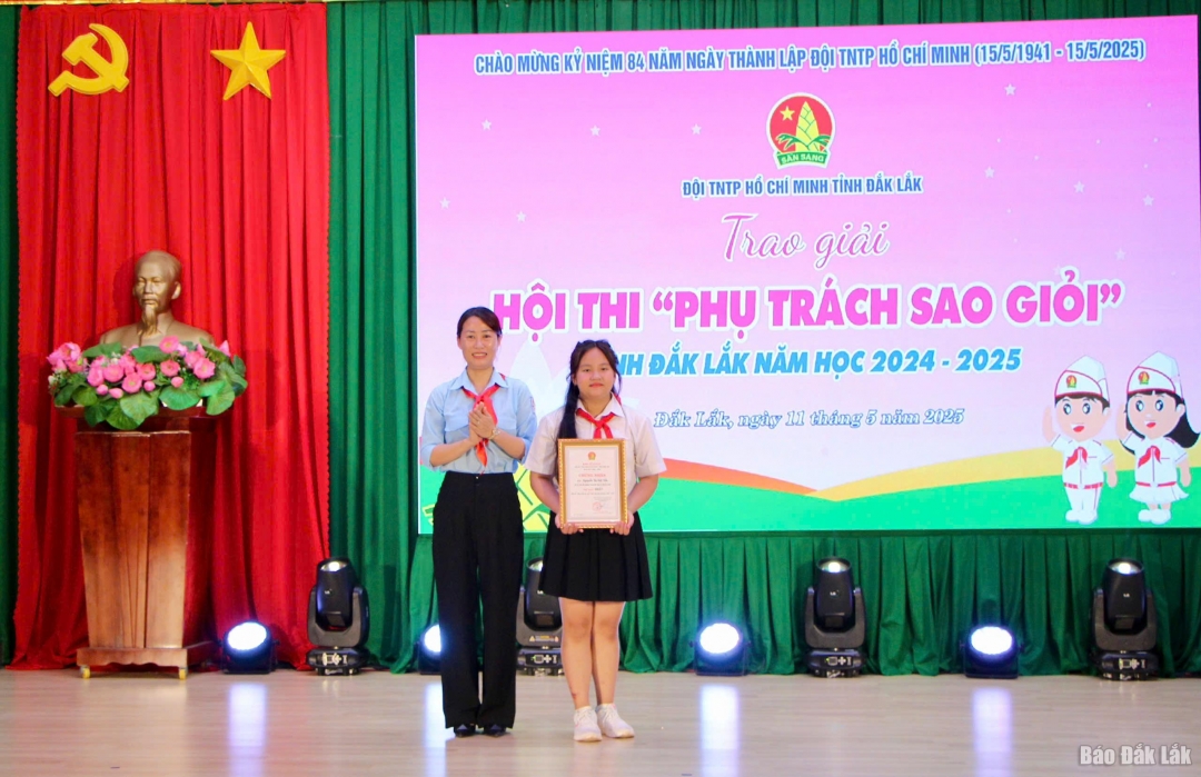 Phó Bí thư Tỉnh đoàn, Chủ tịch Hội đồng Đội tỉnh Phan Thị Trinh trao giải Nhất cho em
