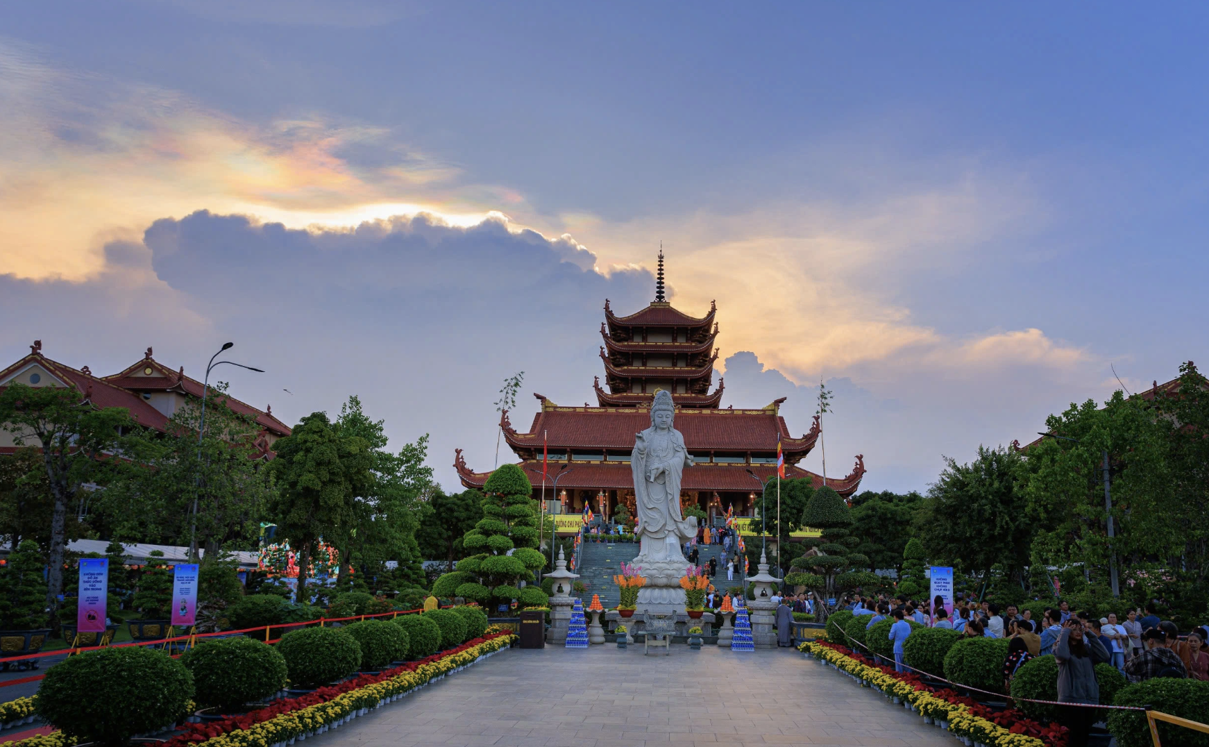 Mây ngũ sắc xuất hiện tại TP.HCM trước khai mạc Vesak 2025: Lý giải dưới góc độ khoa học- Ảnh 1.