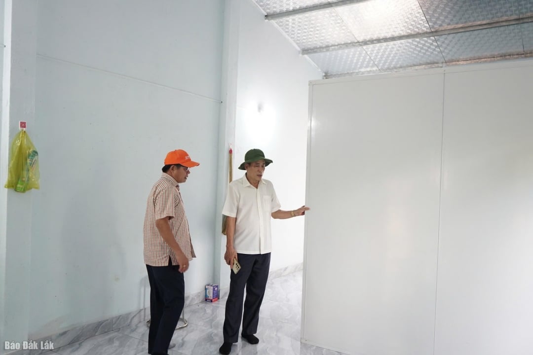 Thành viên Đoàn giám sát của HĐND tỉnh kiểm tra việc triển khai xóa nahf tạm, nhà dột nát trên địa bàn huyện Cư Kuin. (Ảnh minh họa)