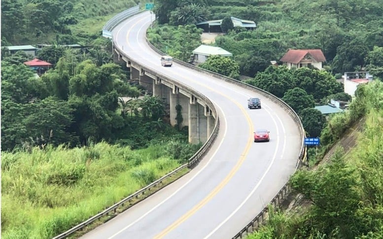 Đoạn Yên Bái - Lào Cai thuộc tuyến đường cao tốc Nội Bài - Lào Cai mới chỉ đạt quy mô 2 làn xe.
